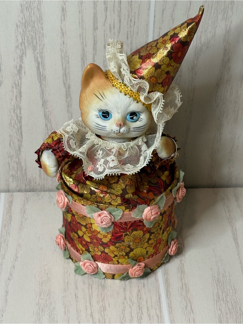 Vintage Animated Music Box Cat Jack-in-the-Box Plush in Gold and Pink 80’s
